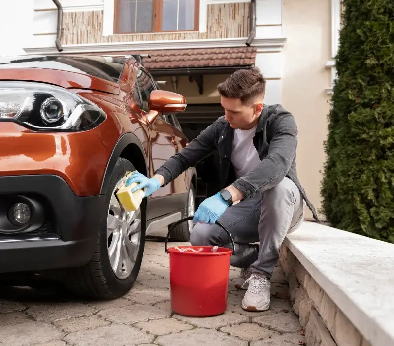 Lavage auto à domicile Esclauzels : professionnel intervenant sur un véhicule